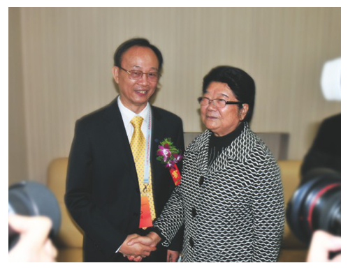 2011年10月原第十屆全國大人常委副委員長顧秀蓮親切接見石華輝董事長