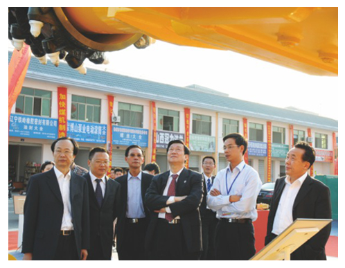 2008年9月中國煤炭工業協會第一副會長、黨委書記濮洪九在石華輝董事長陪同下視察公司展位
